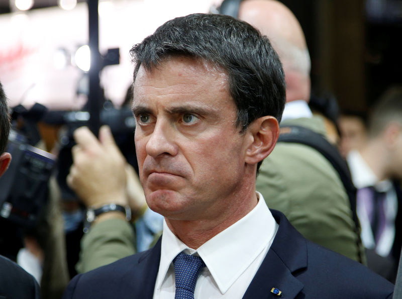 © Reuters. French Prime Minister Manuel Valls reacts as he visits the food exhibition Sial in Villepinte, near Paris