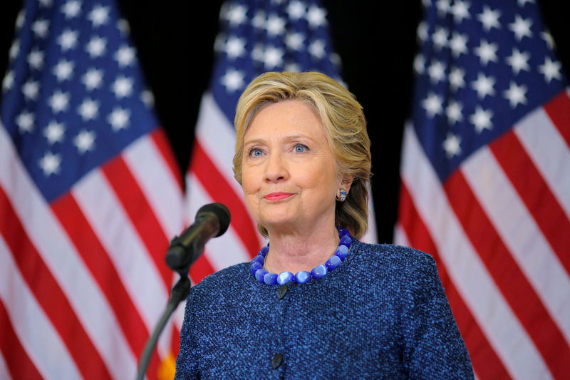 © Reuters. U.S. Democratic presidential nominee Hillary Clinton holds an unscheduled news conference after a campaign rally in Des Moines