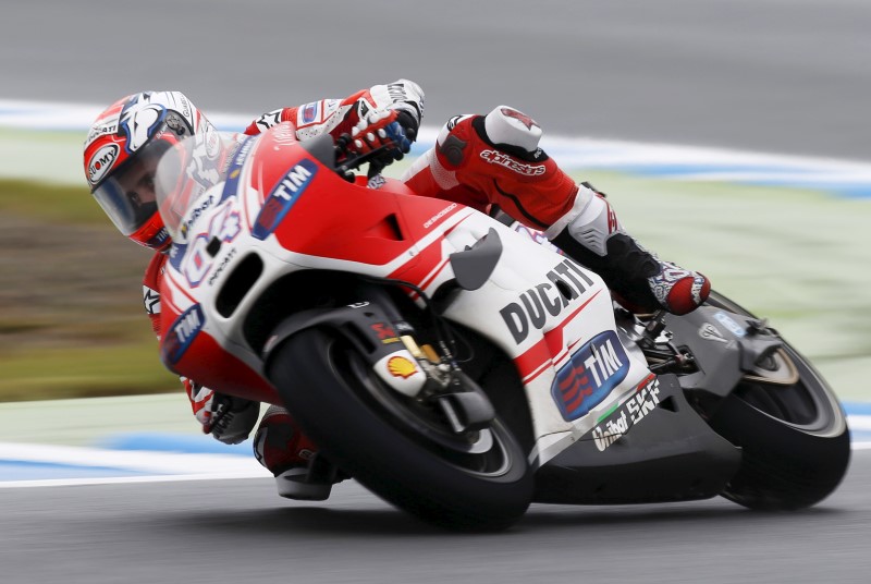 © Reuters. Ducati MotoGP rider Dovizioso of Italy rides during the Japanese Grand Prix at the Twin Ring Motegi circuit in Motegi