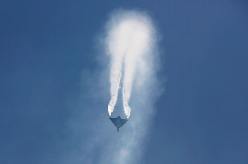 © Reuters. An IAF light combat aircraft "Tejas" performs during the Indian Air Force Day celebrations at the Hindon Air Force Station