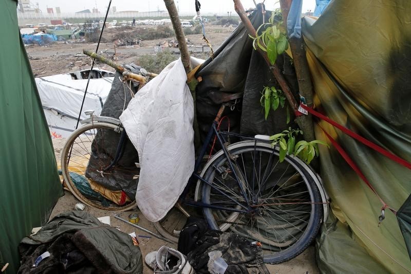 © Reuters. أولوند: على بريطانيا المساهمة في تحمل مسؤولية الأطفال من مخيم كاليه