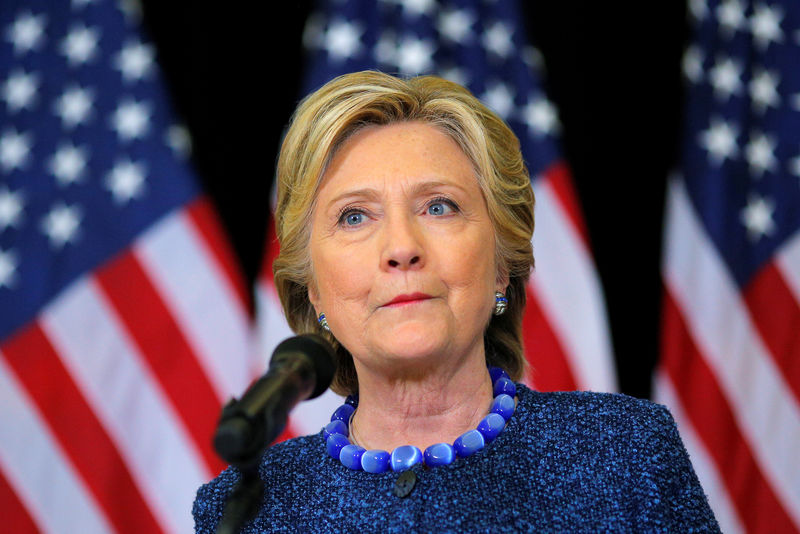 © Reuters. U.S. Democratic presidential nominee Hillary Clinton holds an unscheduled news conference after a campaign rally in Des Moines