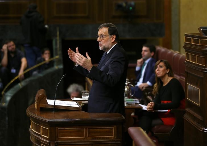 © Reuters. Spain's acting PM Rajoy delivers a speech during the investiture debate at the Parliament in Madrid