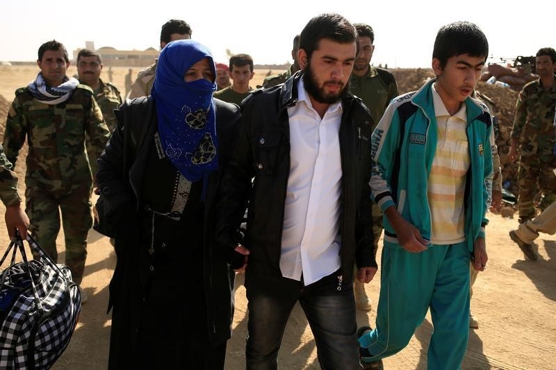 © Reuters. تحقيق- قرويون عراقيون يهربون من قناصة الدولة الإسلامية تاركين عائلاتهم
