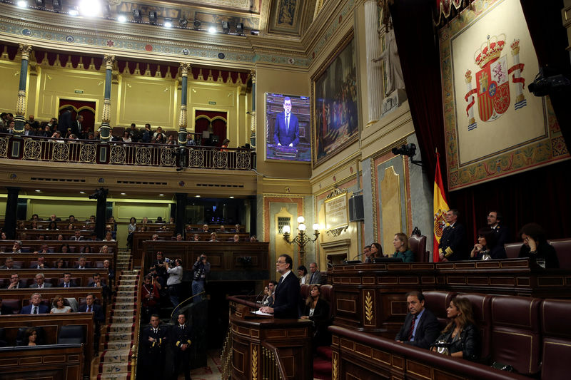 © Reuters. Spain's acting PM Rajoy delivers a speech during the investiture debate at the Parliament in Madrid