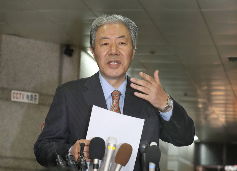 © Reuters. Laywer for Choi Soon-sil speaks during a news conference in Seoul