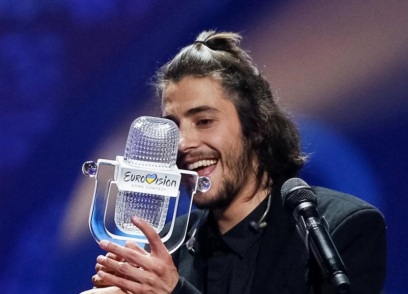 © Reuters. Portugal gana por primera vez el festival de Eurovisión, España última