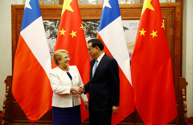© Reuters. Chilean President Michelle Bachelet meets Chinese Premier Li Keqiang in Beijing