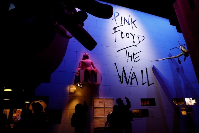 © Reuters. Exhibición en Londres celebra los 50 años de Pink Floyd