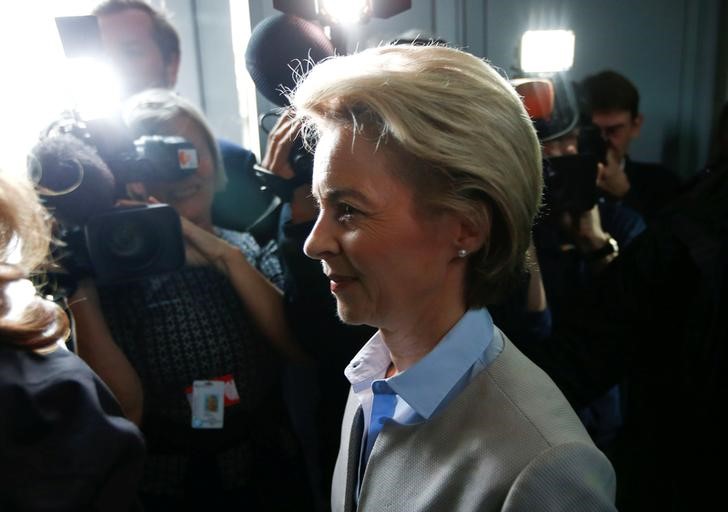 © Reuters. German Defence Minister von der Leyen arrives to face the defence commission of the lower house of parliament Bundestag in Berlin