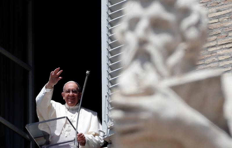 © Reuters. El Papa Francisco reza por la minoría yazidí mientras tropas iraquíes avanzan en Mosul