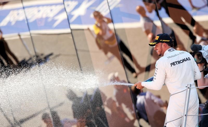 © Reuters. هاميلتون يفوز بسباق جائزة اسبانيا وفيتل ثانيا