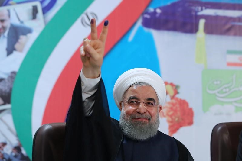 © Reuters. خاتمي يحث الناخبين على انتخاب الرئيس الإيراني مرة أخرى