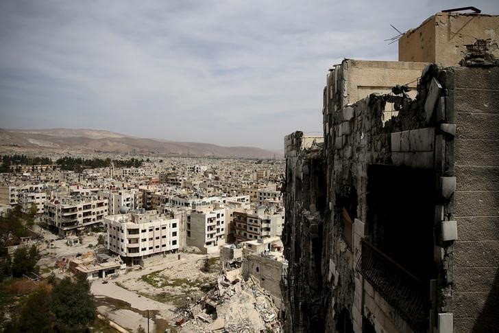 © Reuters. Más de 1.500 rebeldes y sus familias evacuan devastado distrito de Damasco