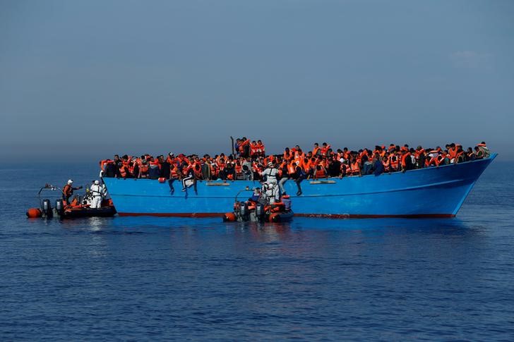 © Reuters. إيطاليا تنقذ 484 مهاجرا من عرض المتوسط وتنتشل سبع جثث