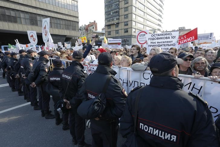 © Reuters. آلاف يتظاهرون في موسكو ضد خطة لإعادة تسكين ملايين المواطنين