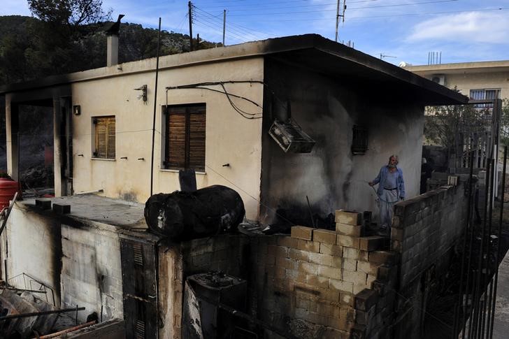 © Reuters. مقتل شخص وإصابة اثنين في حريق بمنطقة غابات قرب أثينا