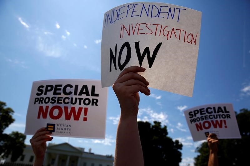 © Reuters. Manifestantes marchan contra el despido del director del FBI James Comey por parte del presidente estadounidense Donald Trump en las afueras de la Casa Blanca, Washington, Estados Unidos, 10 de mayo de 2017.