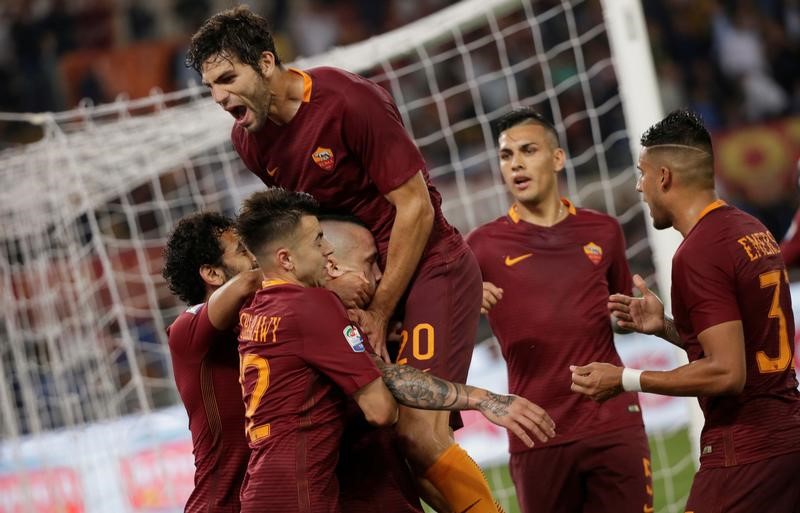 © Reuters. يوفنتوس يضيع فرصة حسم لقب دوري ايطاليا بعد هزيمته أمام روما