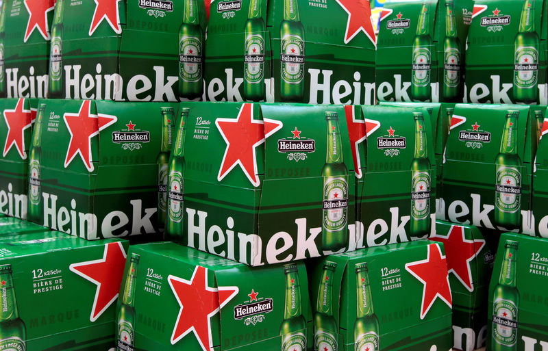 © Reuters. FILE PHOTO: Packs of Heineken beer are displayed for sale at a Carrefour hypermarket in Nice
