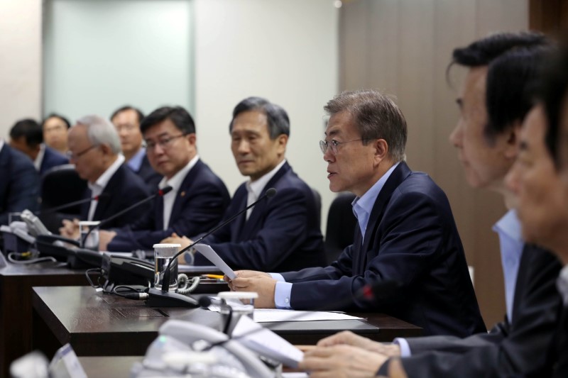 © Reuters. South Korean President Moon Jae-in presides over National Security Council at the Presidential Blue House in Seoul