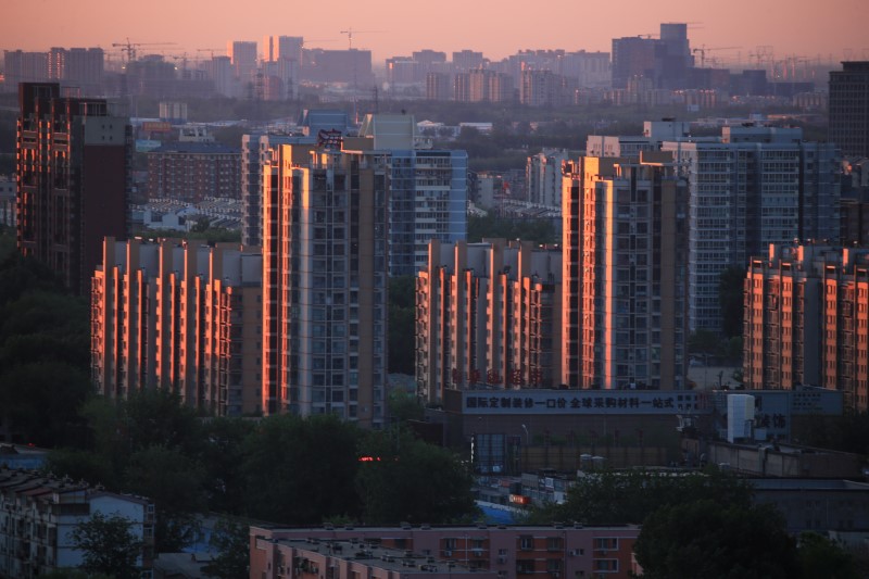 © Reuters. Property buildings are seen against the dawn sky in Beijing