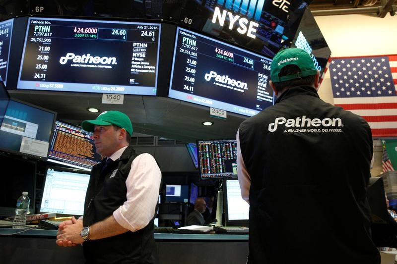 © Reuters. Traders work at the post where shares of Patheon NV is traded on the floor of the NYSE