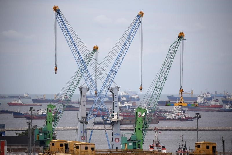 © Reuters. Ships are seen moored off of Tanjung Priok port in North Jakarta, Indonesia