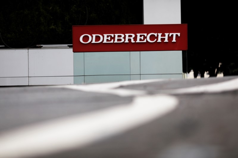 © Reuters. The corporate logo of the Odebrecht SA construction conglomerate is pictured at its headquarters in Sao Paulo