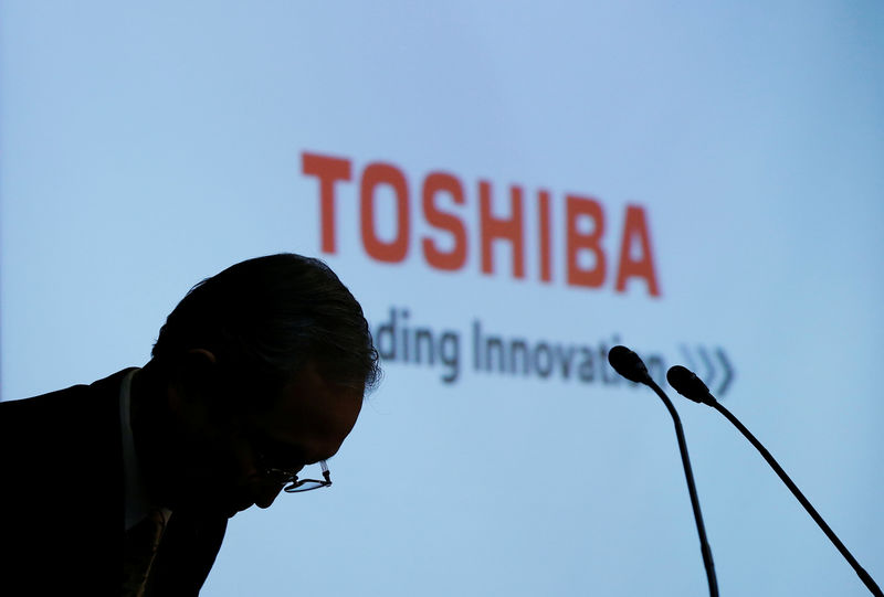 © Reuters. Toshiba Corp CEO Tsunakawa bows at the start of a news conference at the company's headquarters in Tokyo
