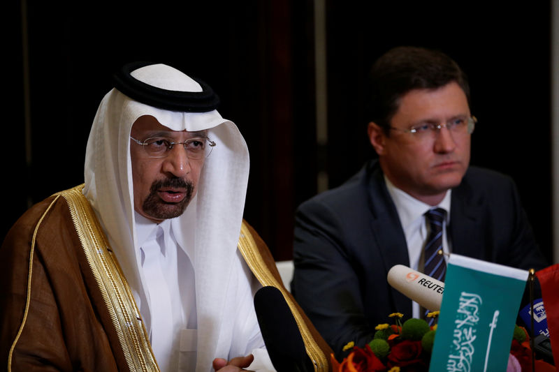 © Reuters. Saudi Arabia's Energy Minister Khalid al-Falih and Russia's Energy Minister Alexander Novak attend a joint briefing in Beijing