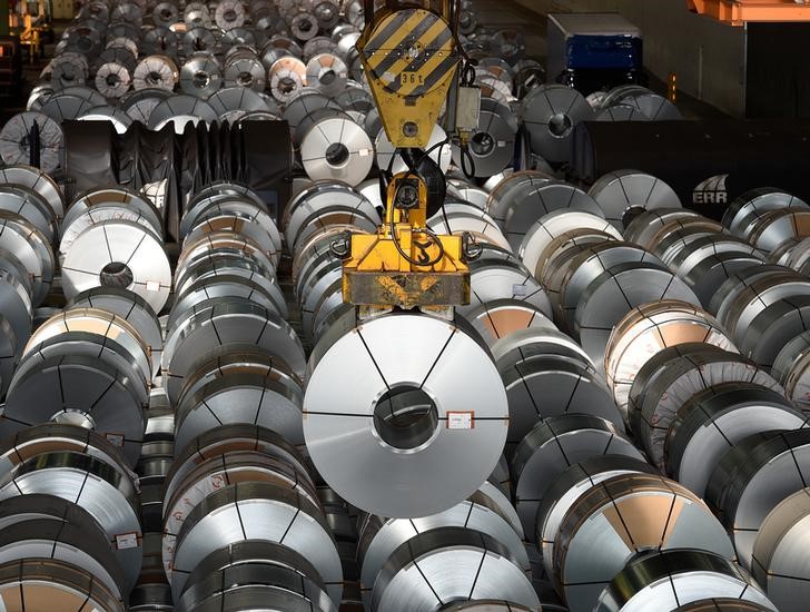 © Reuters. Steel rolls are pictured at the plant of German steel company Salzgitter AG in Salzgitter