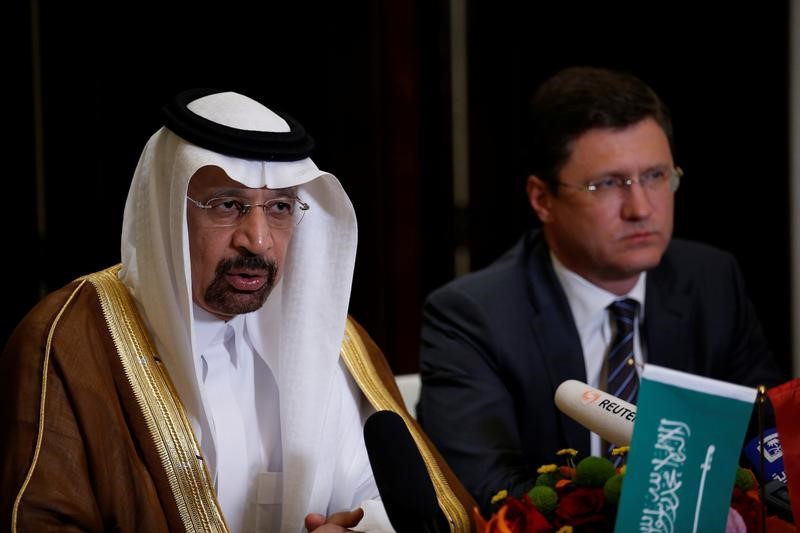 © Reuters. السعودية وروسيا تتفقان على تمديد خفض إنتاج النفط حتى مارس 2018