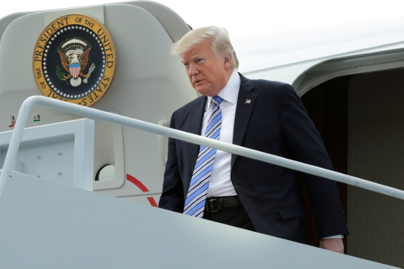 © Reuters. U.S. President Donald Trump arrives at Lynchburg regional airport