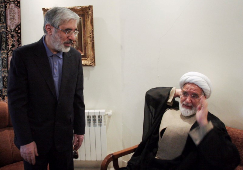 © Reuters. FILE PHOTO: Iranian opposition leader Mousavi meets with pro-reform cleric Karoubi in Tehran