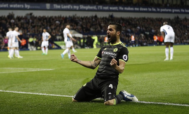 © Reuters. Chelsea's Cesc Fabregas celebrates after Michy Batshuayi  (not pictured) scores their first goal