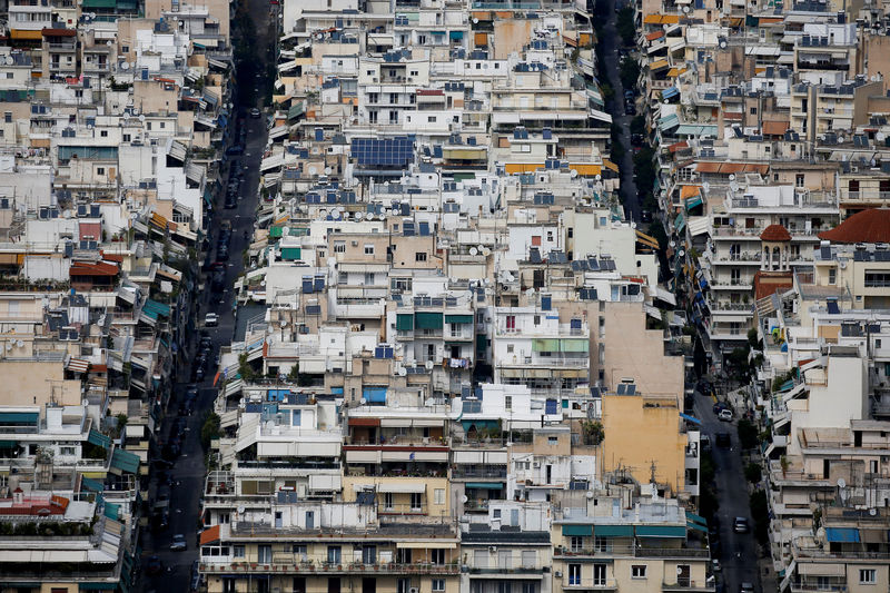 © Reuters. FILE PHOTO: A view of the cityscape of Athens