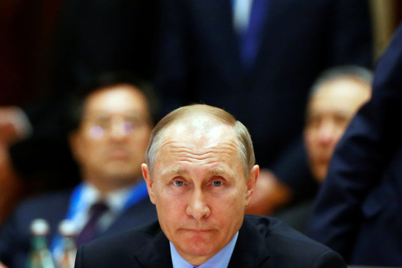 © Reuters. Russia's President Vladimir Putin attends the Roundtable Summit Phase One Sessions of Belt and Road Forum at the International Conference Center in Yanqi Lake