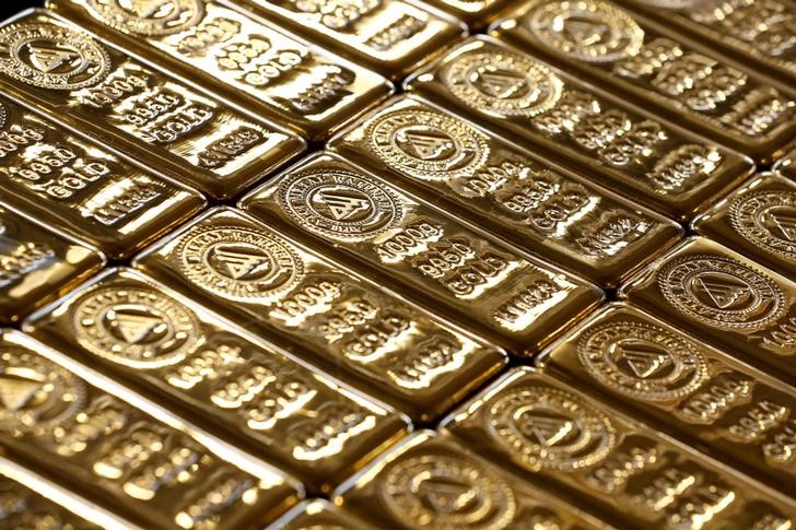 © Reuters. 1 kg. gold bars are seen on a production line in Ahlatci Metal Refinery in the central Anatolian city of Corum