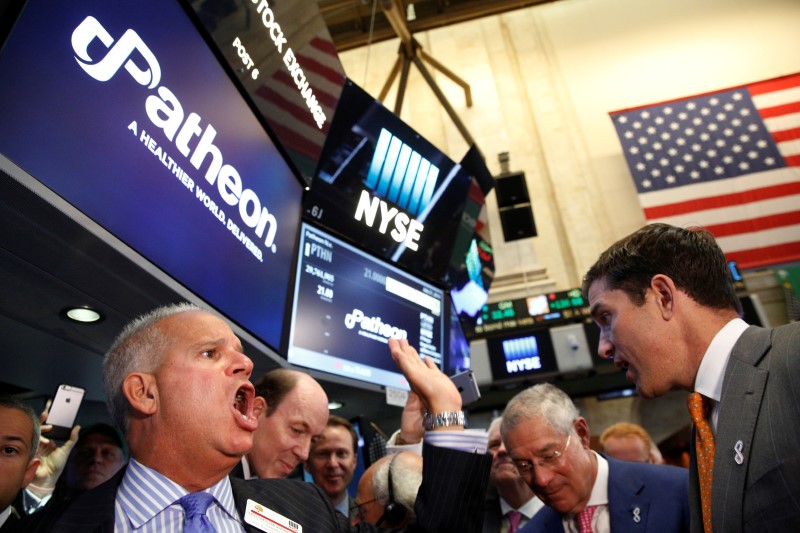 © Reuters. Floor governor Rudy Mass closes the price to begin trading of Patheon NV, during the  company's IPO on the floor of the NYSE