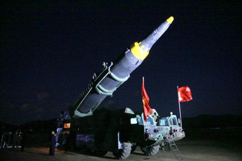 © Reuters. North Korean leader Kim Jong Un inspects the long-range strategic ballistic rocket Hwasong-12 (Mars-12)