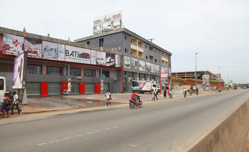 © Reuters. Lojas fechadas são vistas em rua de Abidjan, na Costa do Marfim