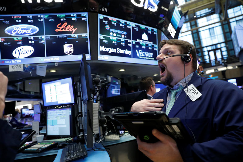 © Reuters. Traders work on the floor of the NYSE in New York