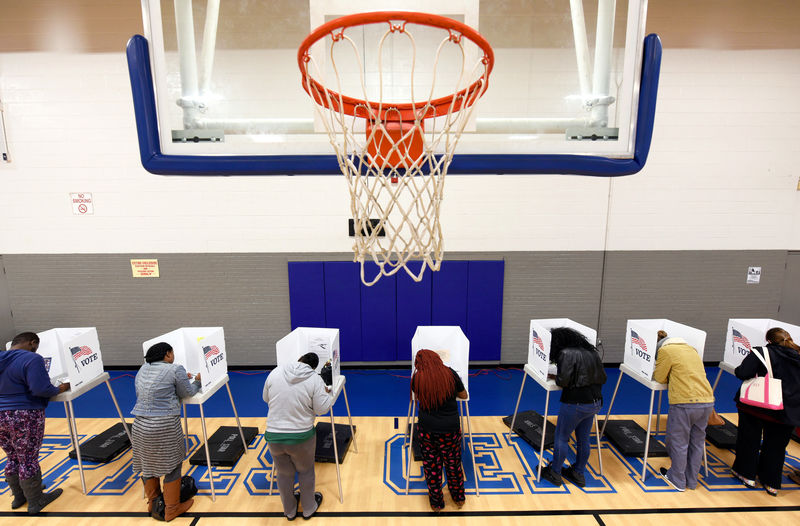 © Reuters. FILE PHOTO: Citizens vote on a basketball court at a recreation center serving as polling place during the U.S. general election in Greenville