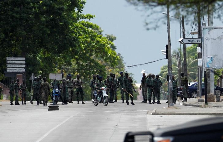 © Reuters. شهود: مسلحون يسدون طريقا رئيسيا شمال أبيدجان في ساحل العاج