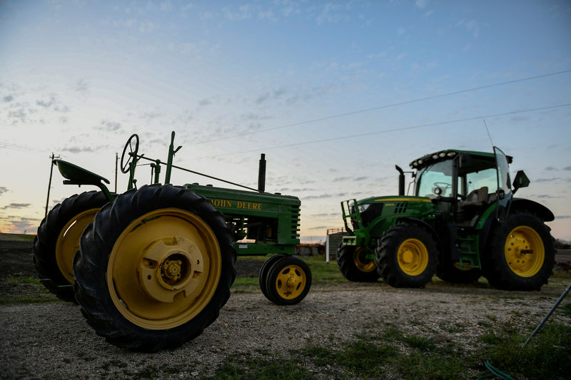 © Reuters. FILE PHOTO: John Deere equipment is seen at a dealership in Taylor, Texas