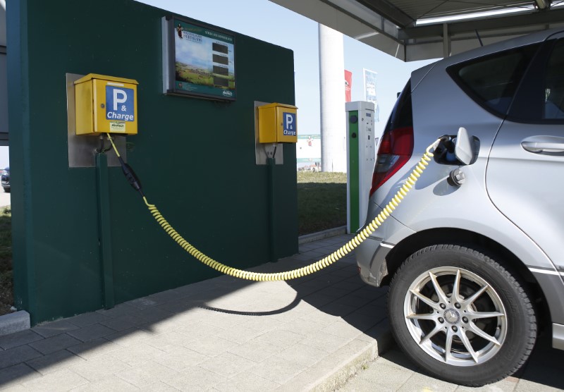 © Reuters. A car is parked at a service station for electric cars powered by solar energy in Wolpertshausen