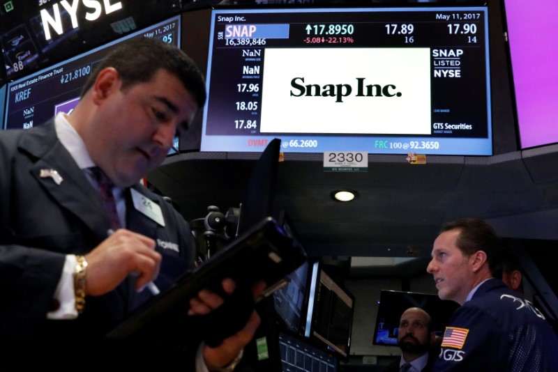 © Reuters. Specialist traders work at the post where Snap Inc. is traded on the floor  of the NYSE in New York