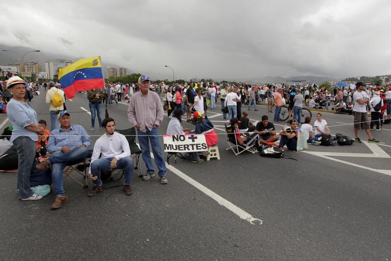 © Reuters. Manifestantes de oposição bloqueiam importante via de Caracas em protesto contra o governo de Nicolás Maduro