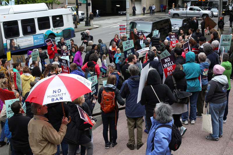 © Reuters. People protest U.S. President Donald Trump's travel ban outside of the U.S. Court of Appeals in Seattle, Washington